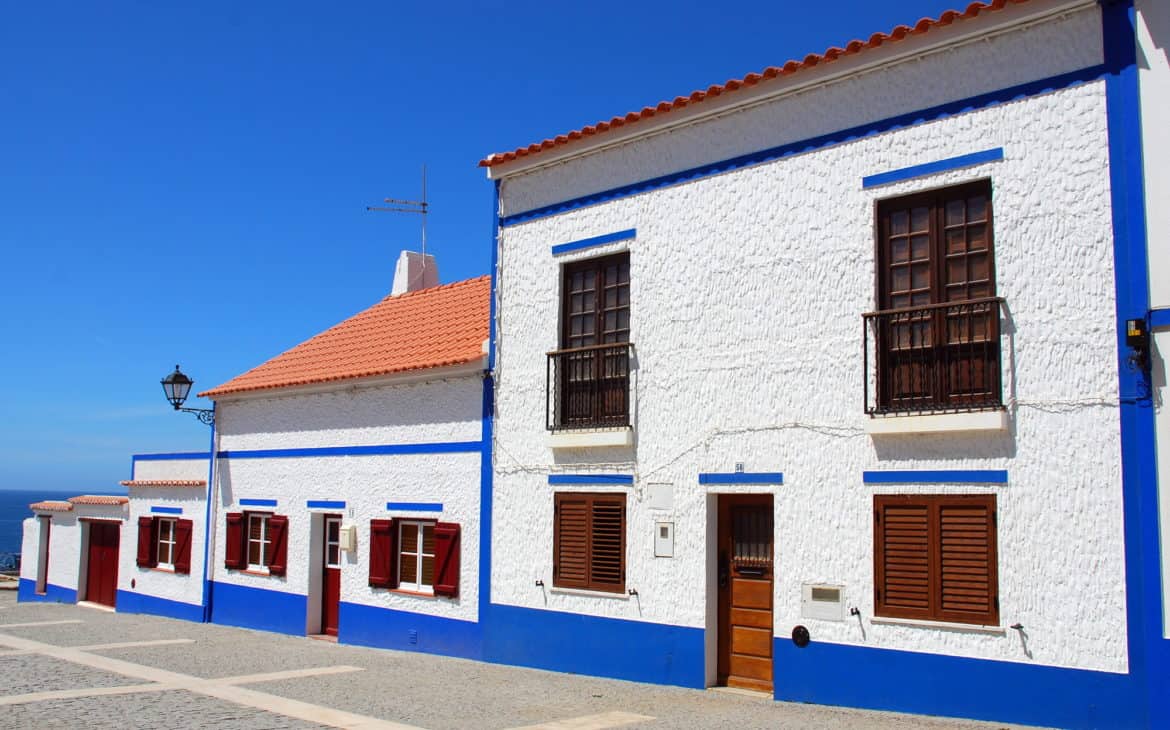 klasyczne portugalskie domy bielone wapniem