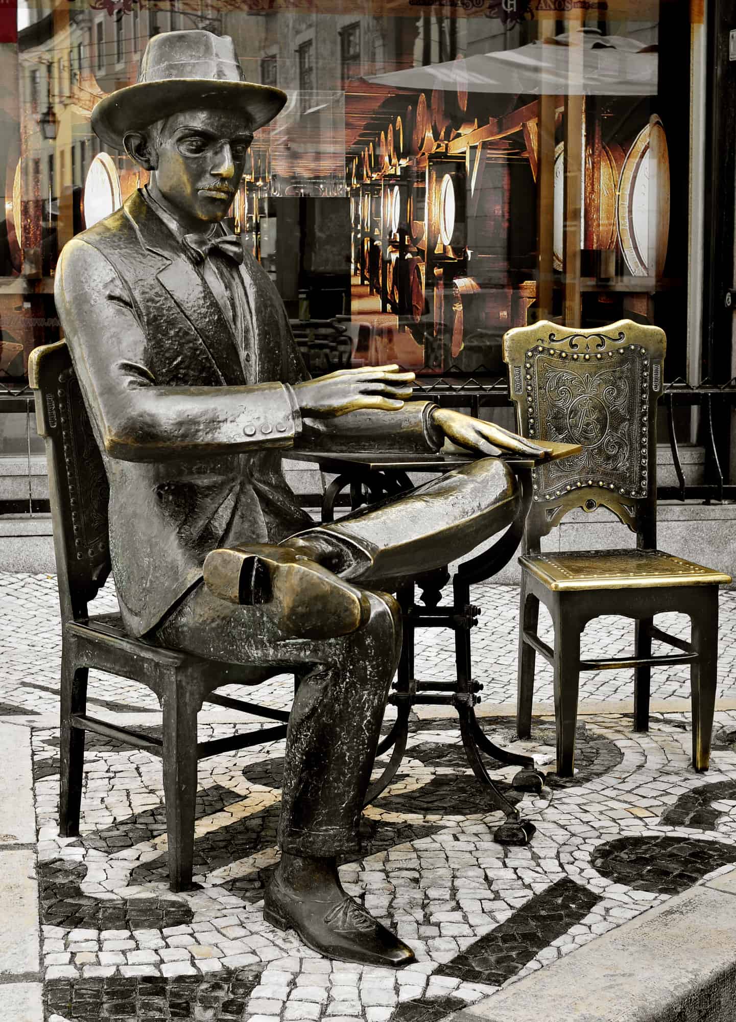 statue of Fernando Pessoa