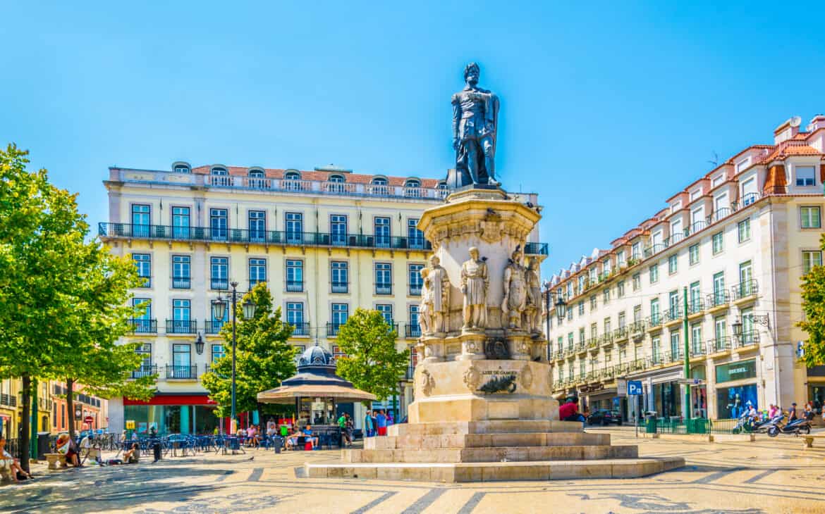 posąg camoesa w Lizbonie